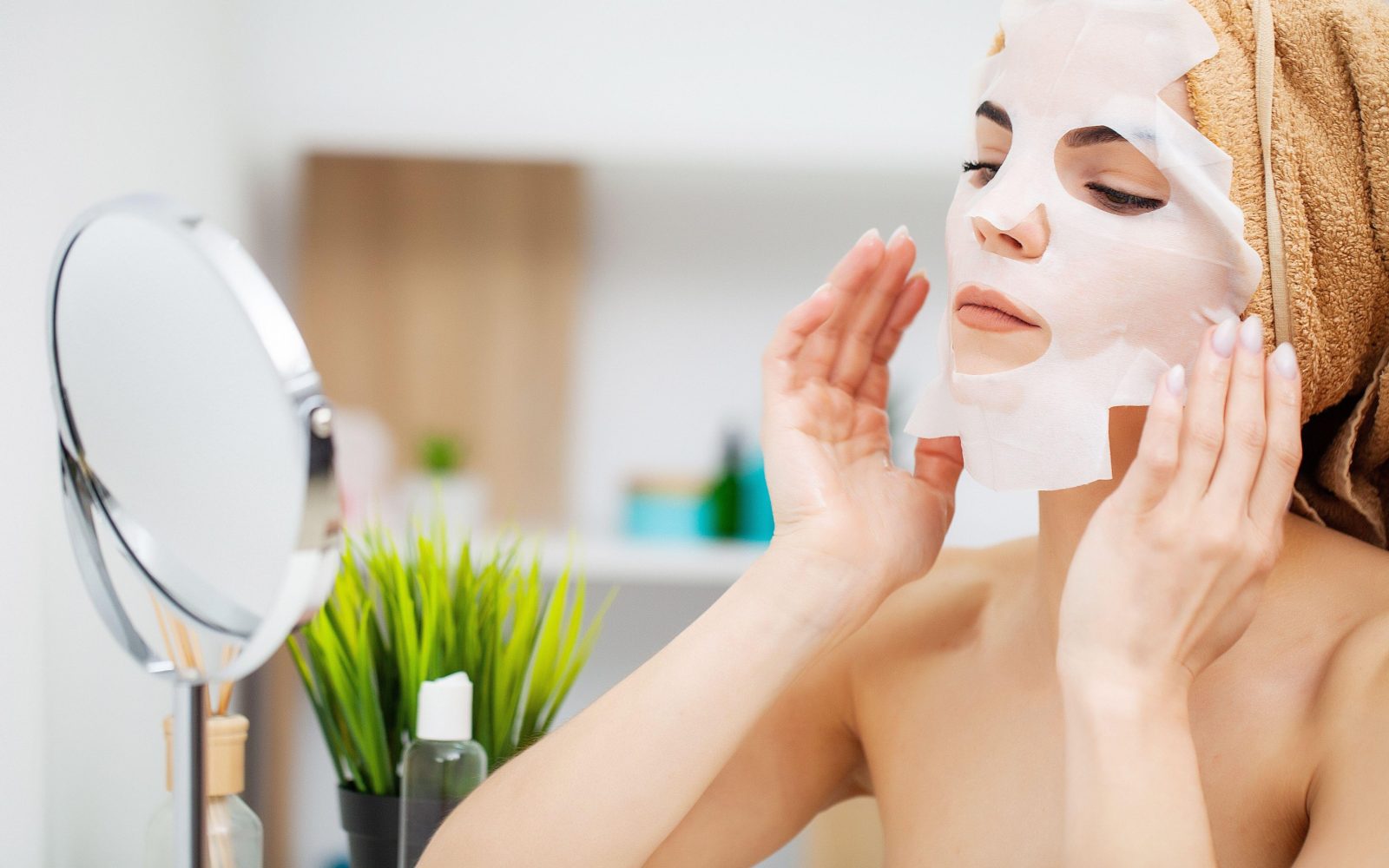 Ženska z negovalno masko na obrazu