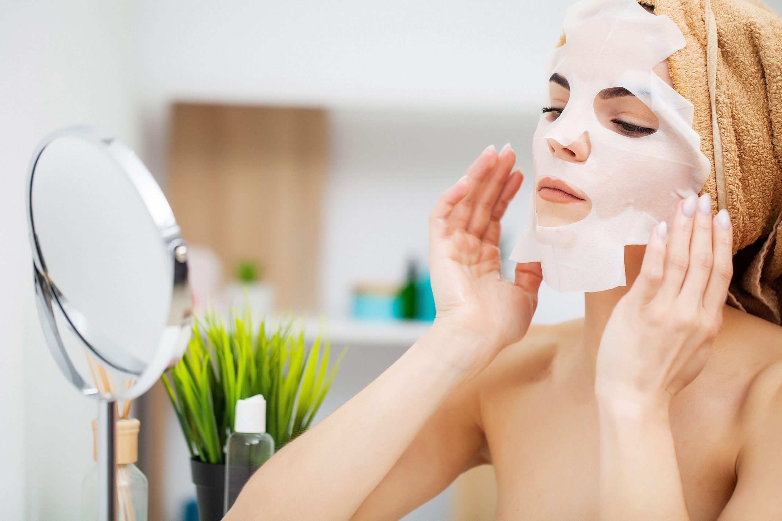 Ženska z negovalno masko na obrazu