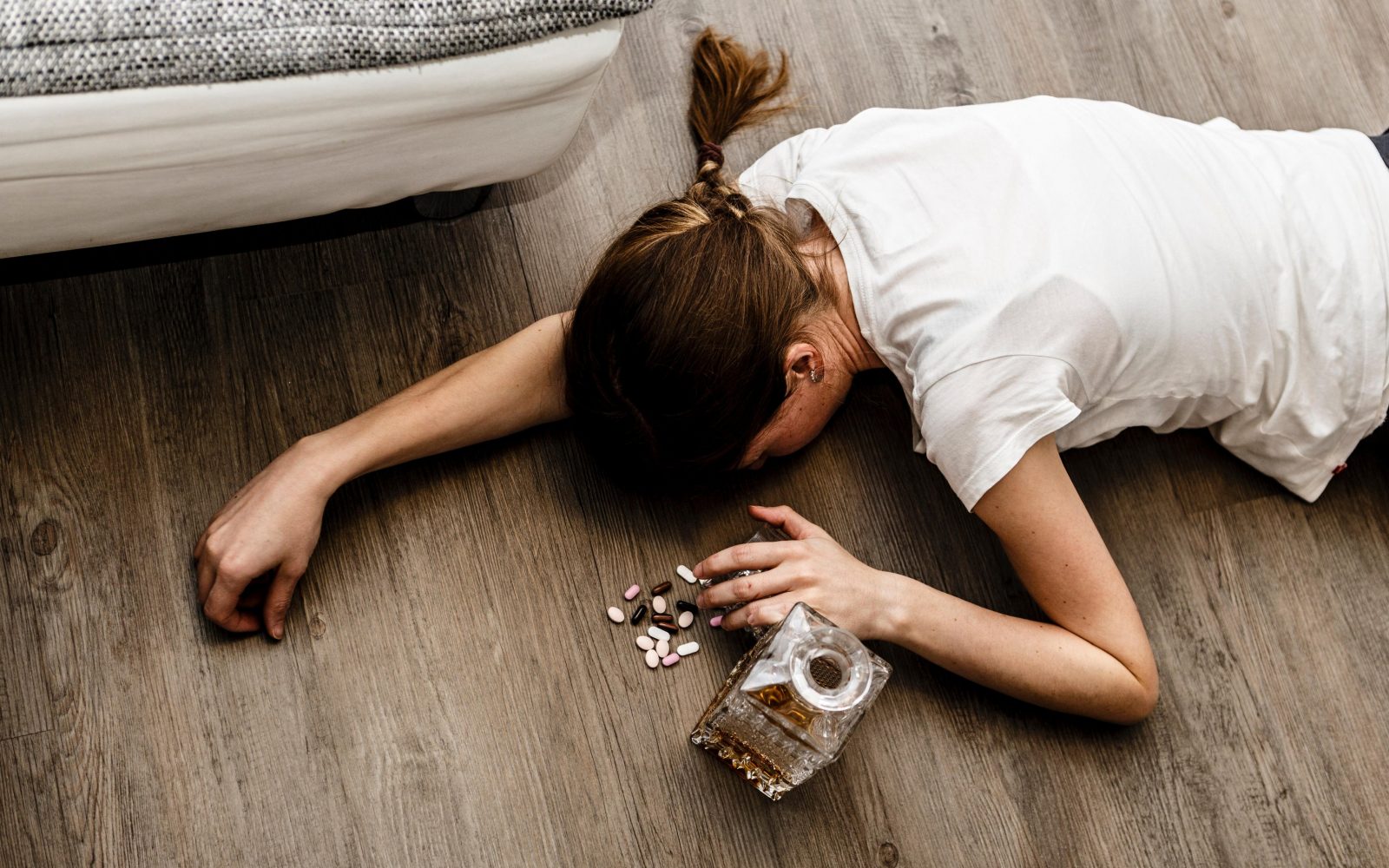 Ženska je obležala na tleh zaradi alkohola ali drog