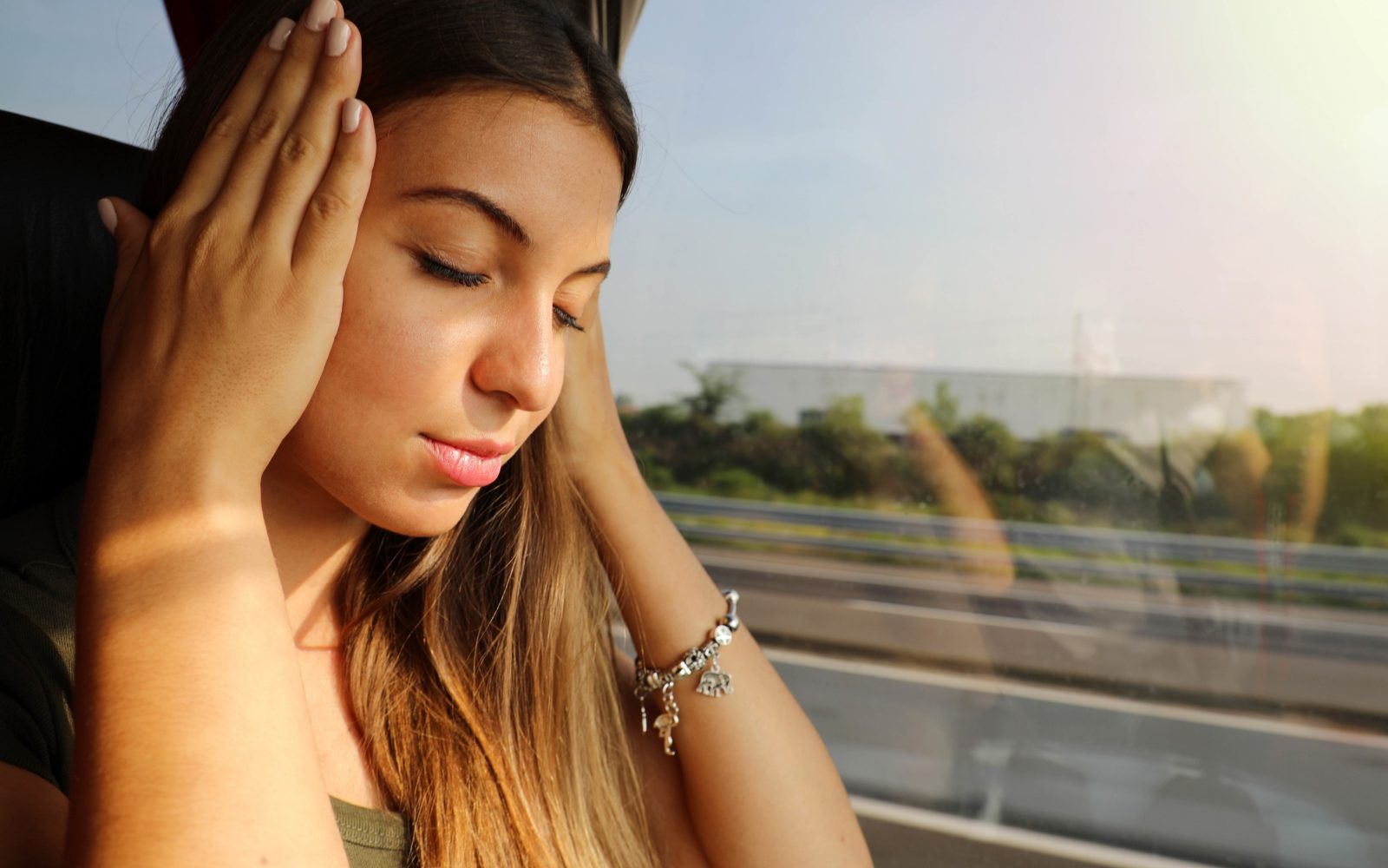 Ženski v avtu je slabo