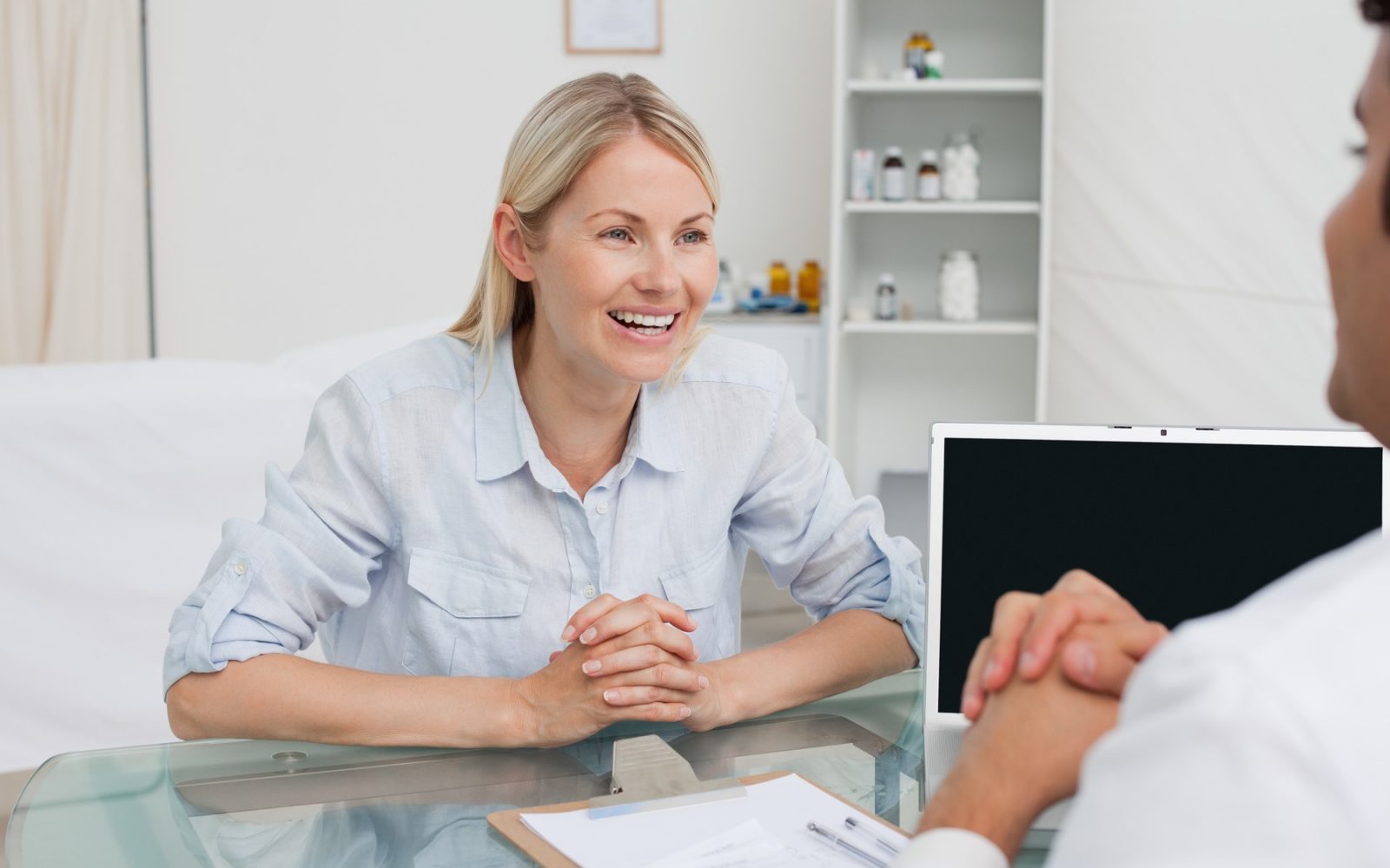 Srečna ženska pri zdravniku na pregledu