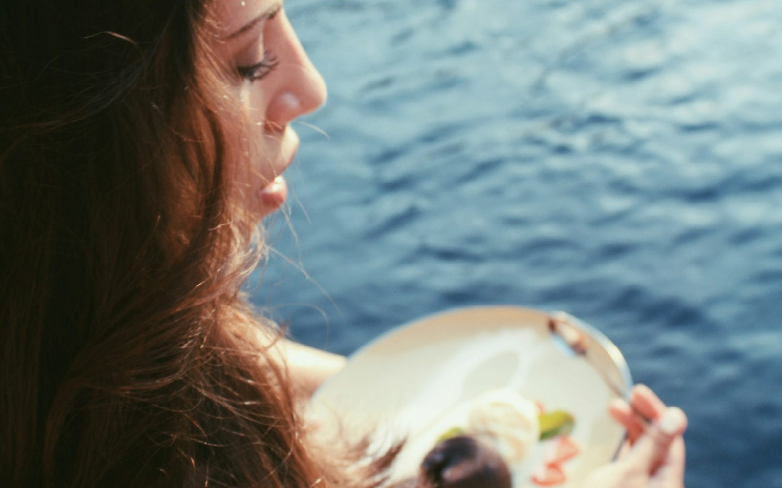 Ženska ob bazenu je hrano