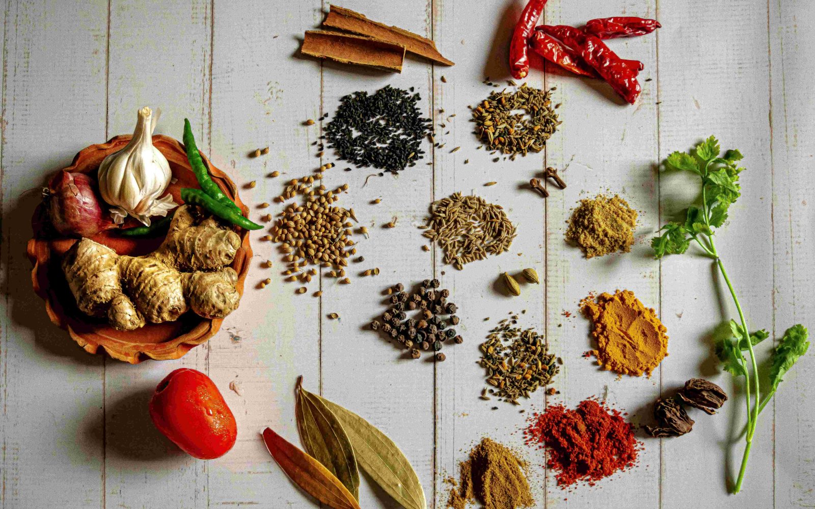 različne začimbe na mizi