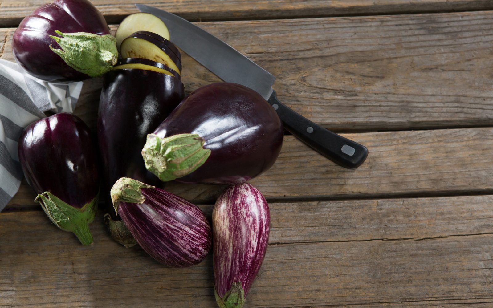 Jajčevec z nožem na rezalni deski