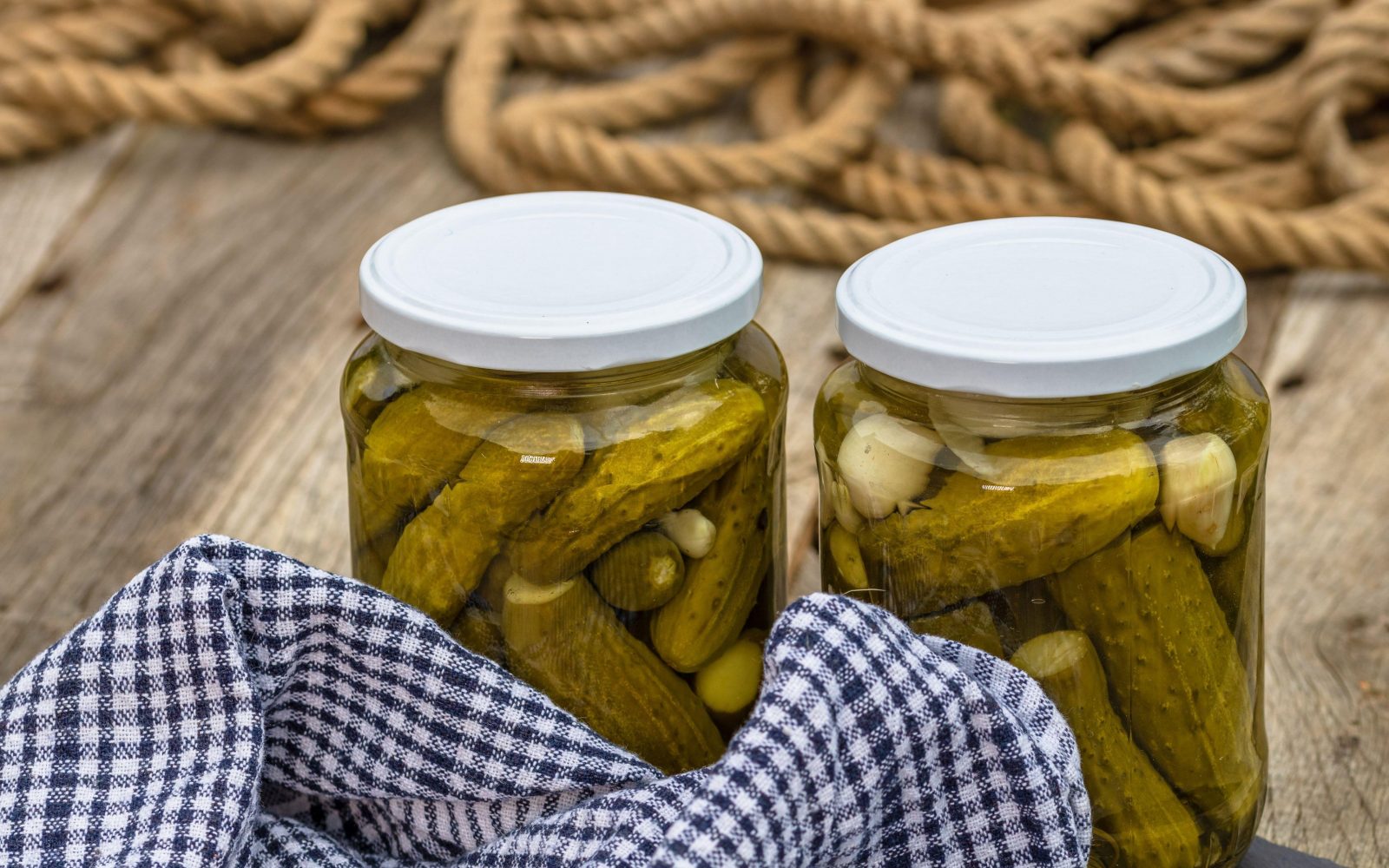 Dva kozarca kislih kumaric na mizi