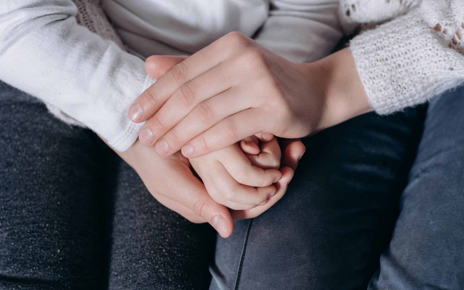 Držanje za roke v znak podpore in sočutja