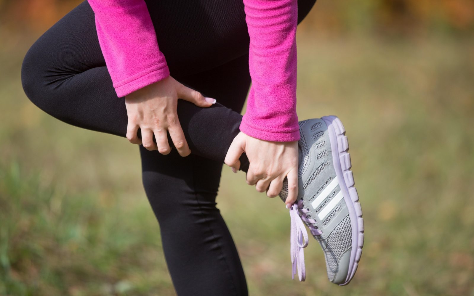 Ženska se razmigava pred vadbo