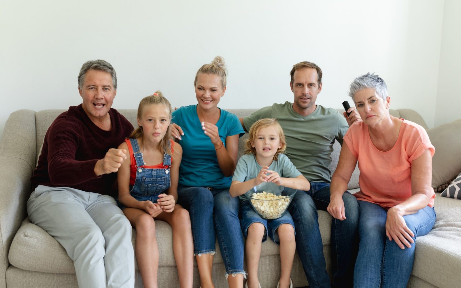 starši, stari starši in vnuki skupaj na kavču