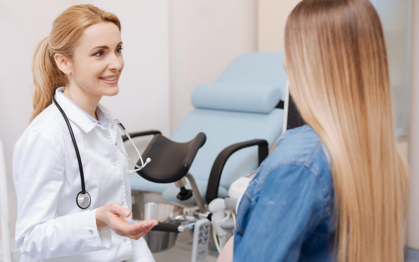 Ženska se posvetuje z ginekologinjo