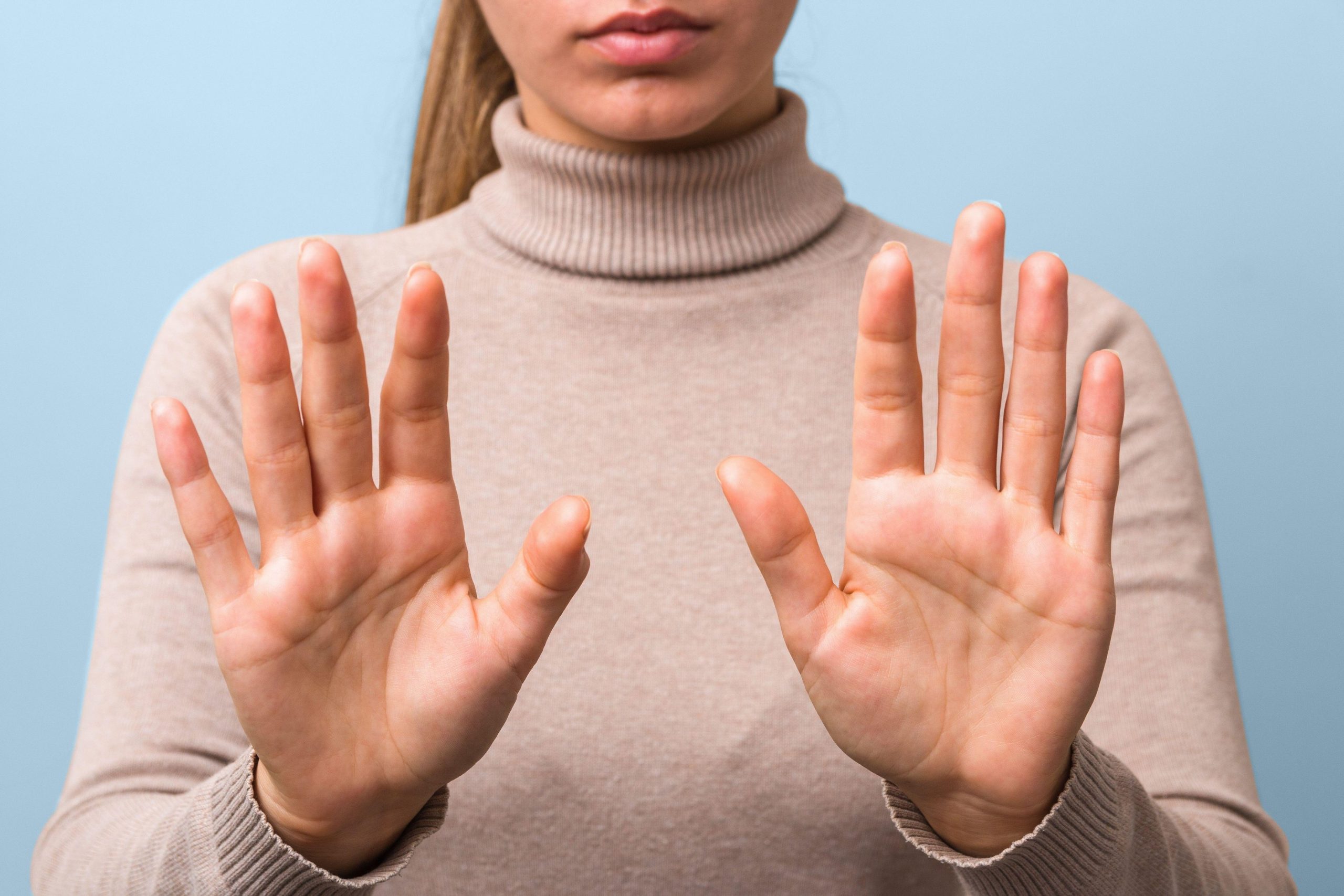 Ženske roke po dobrem pranju in razkuževanju