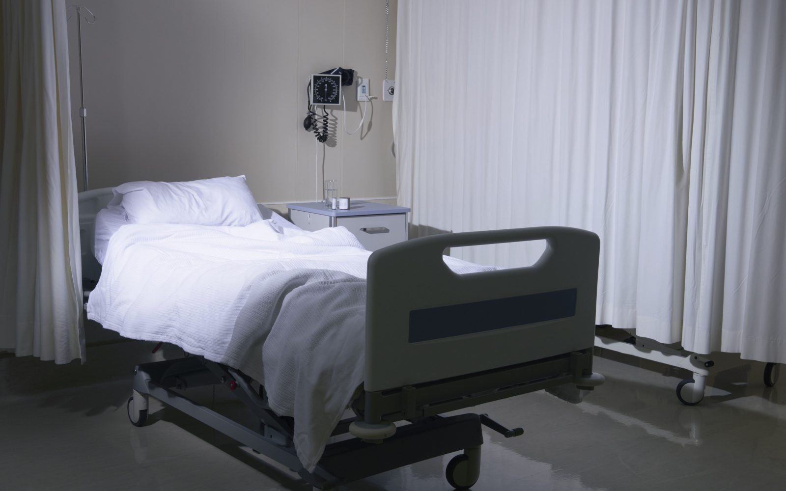 prazna bolniška postelja