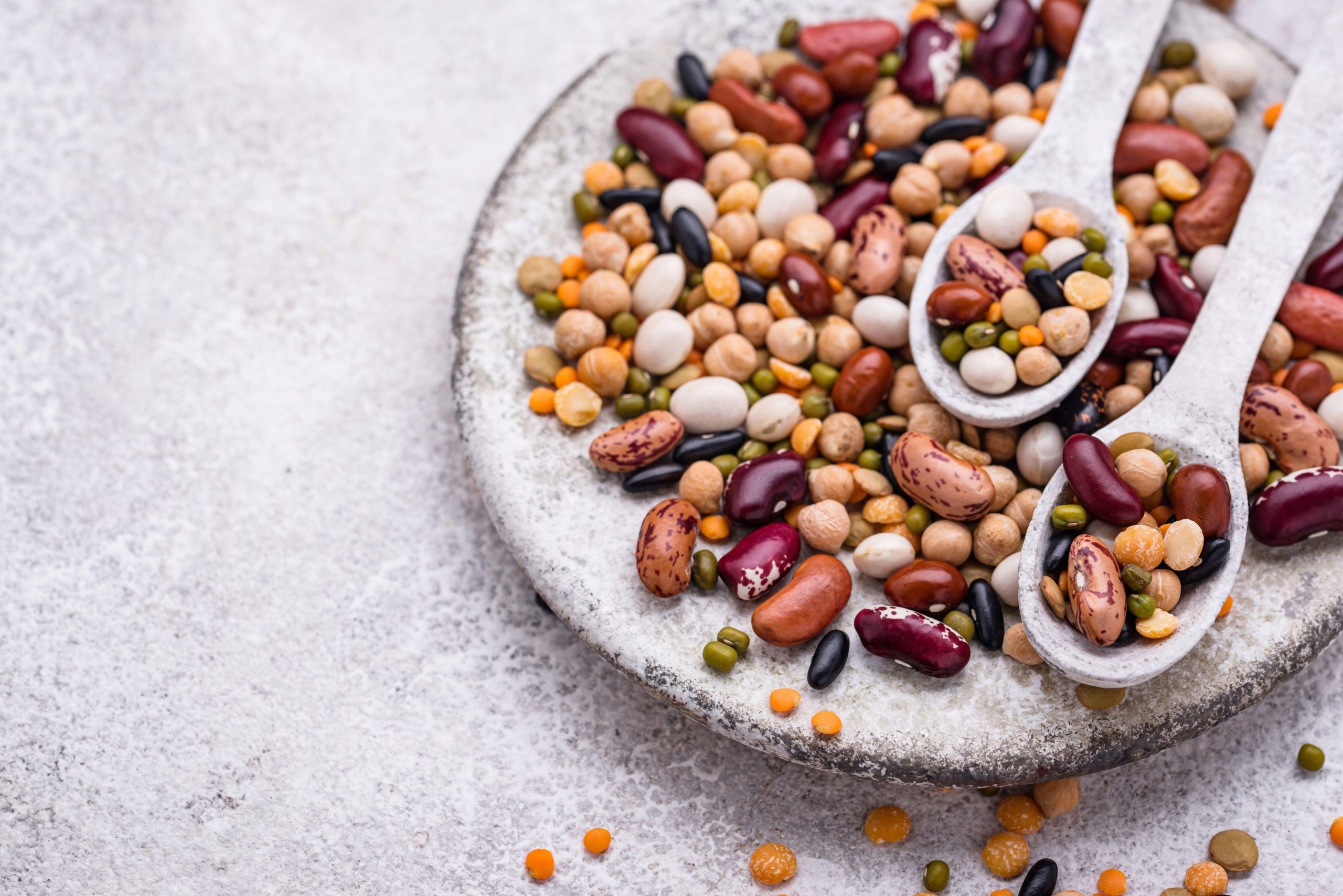 Različne vrste stročnic na krožniku