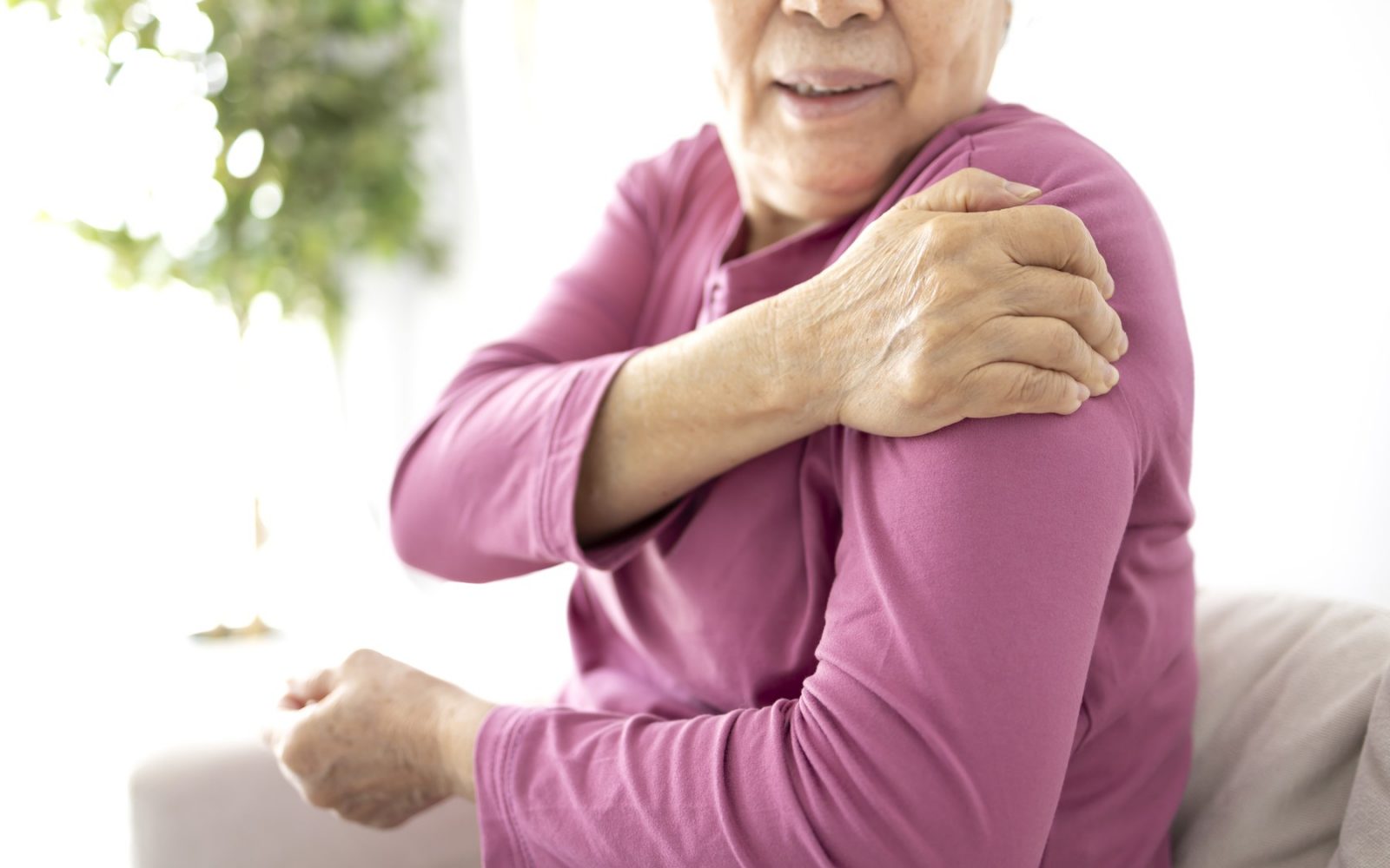 Starejša gospa z zavihanim rokavom.