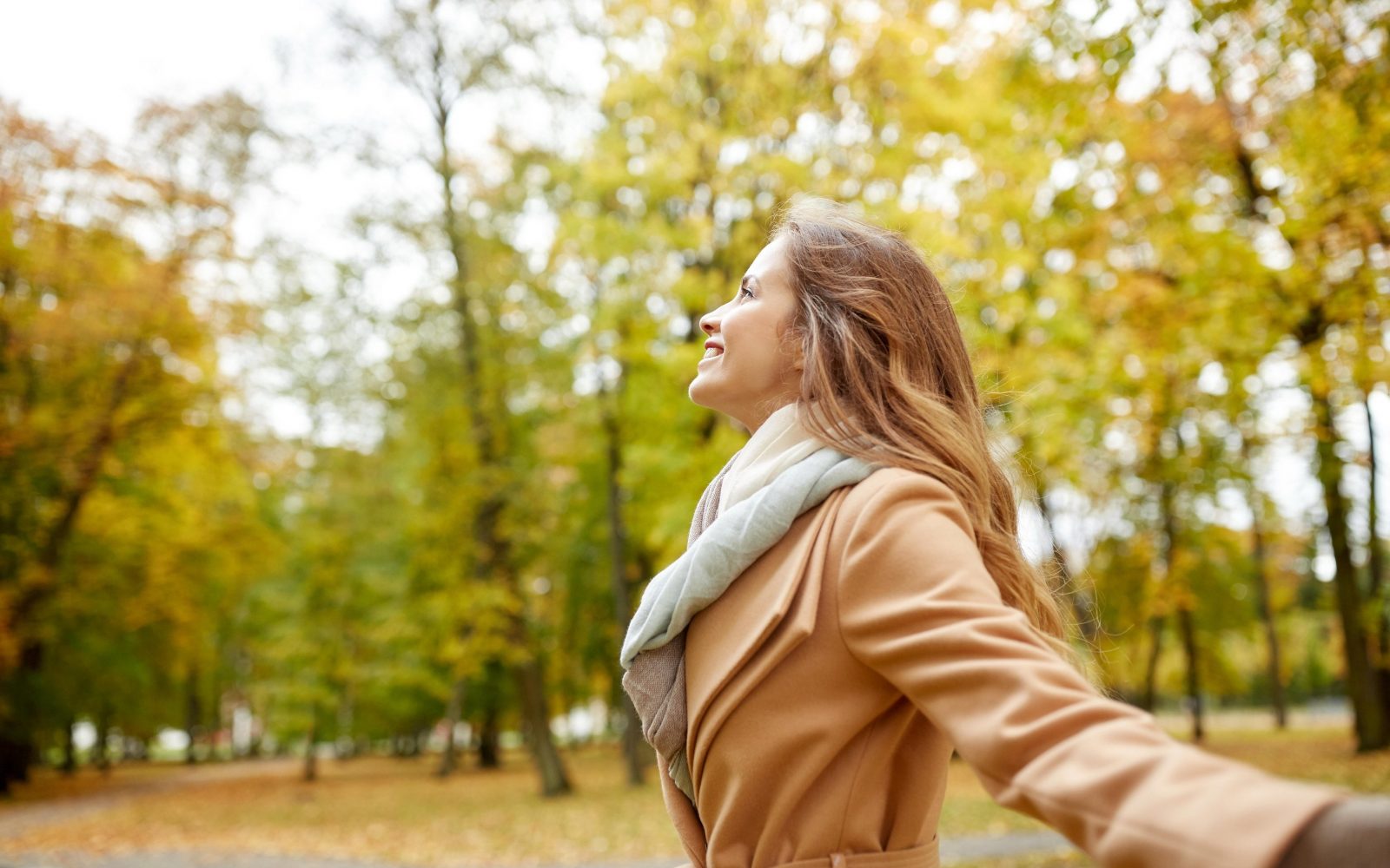 Nasmejana ženska v lepem jesenskem dnevu