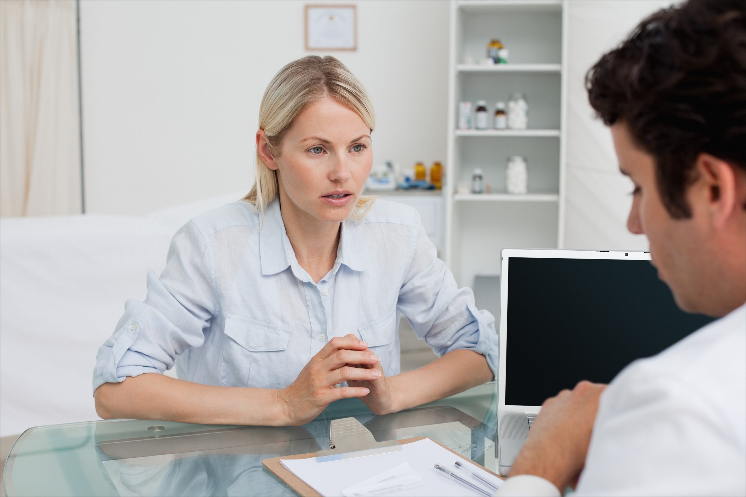 Ženska se v zdravniški ordinaciji pogovarja z zdravnikom