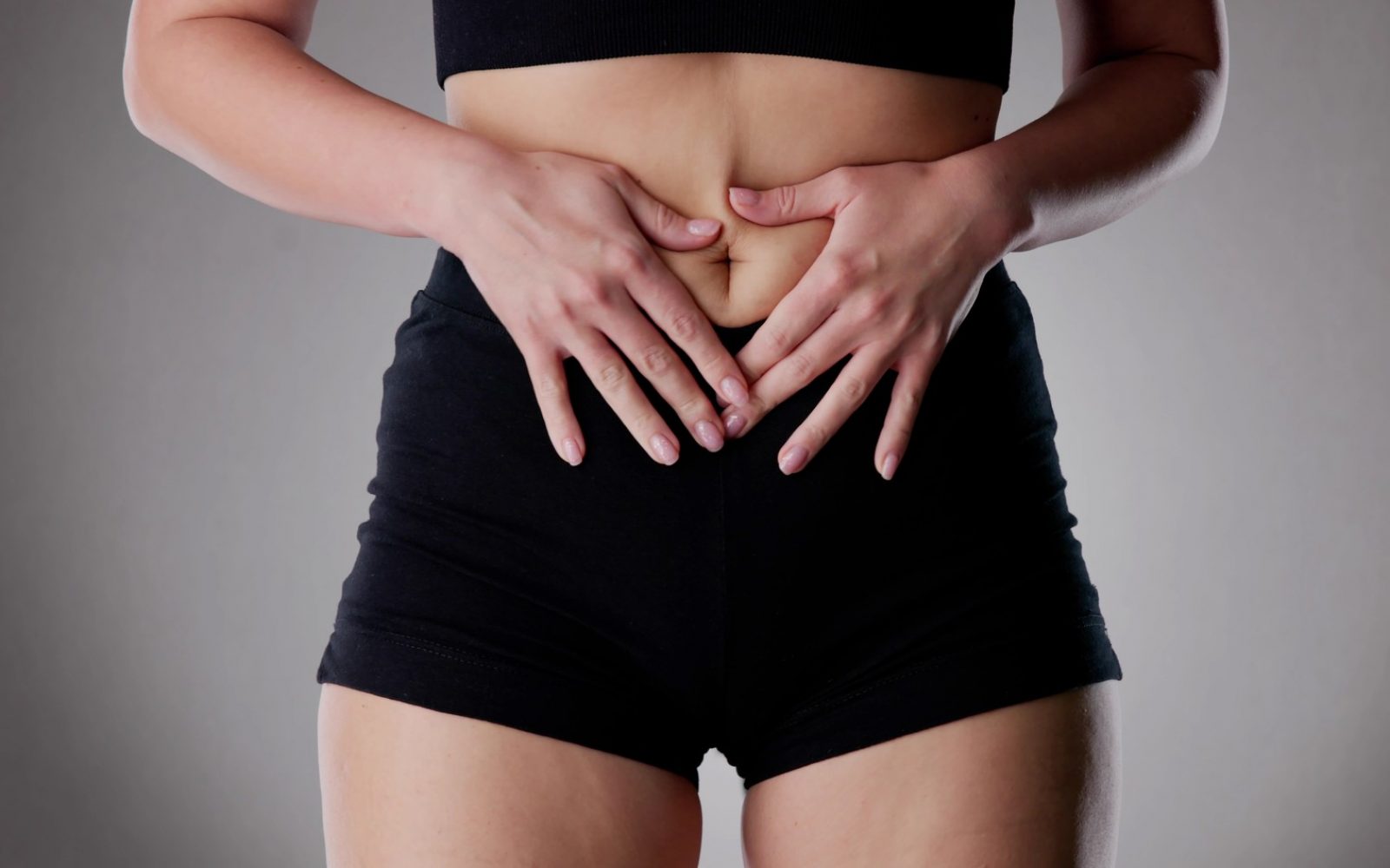 Ženska v menopavzi, osredotočena na trebuh, ker se ne more znebiti odvečnih kilogramov.