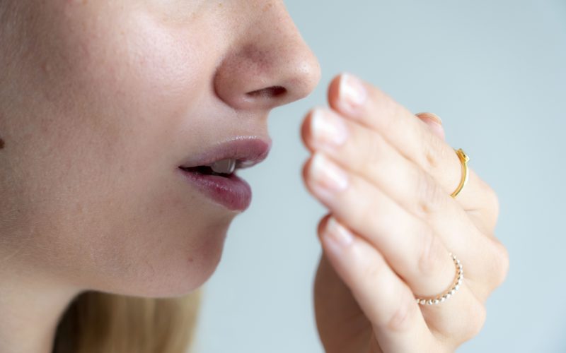 Slab zadah – kaj ga povzroča in kako ga odpraviti?