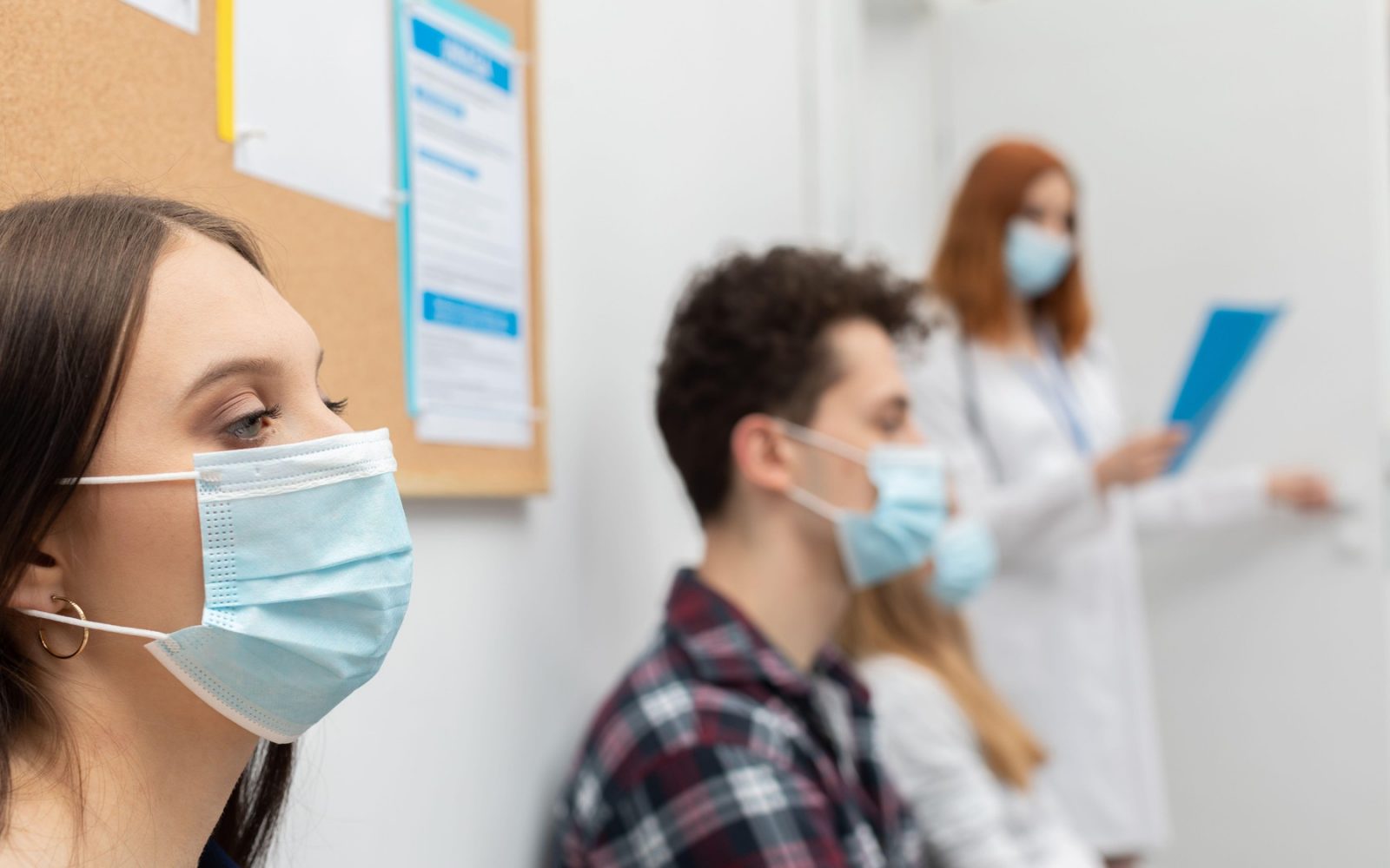 Bolniki v čakalnici zdravniške ordinacije čakajo na pregled zaradi simptomov gripe