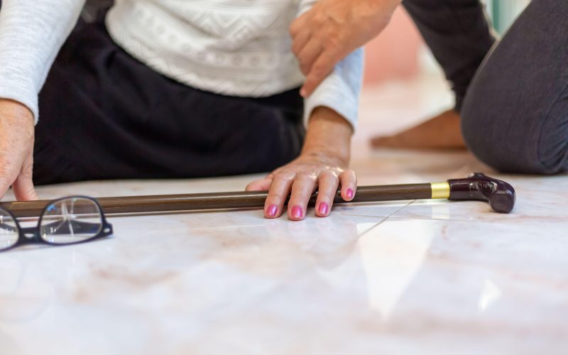 Starejša oseba je padla, padci starejših so velika nevarnost