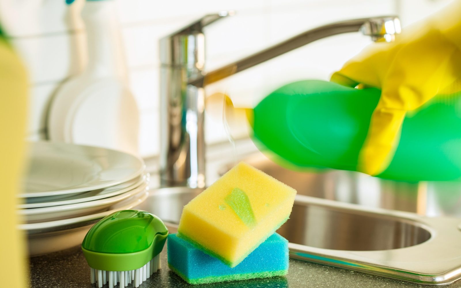 Kuhinjska gobica je eno najbolj umazanih mest v kuhinji – redna menjava je ključna za higieno.