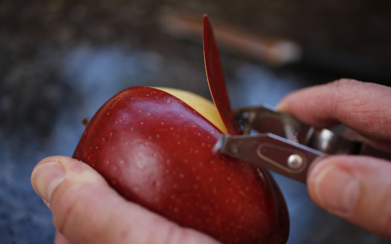 Jabolko, ki ga je nekdo začel lupiti