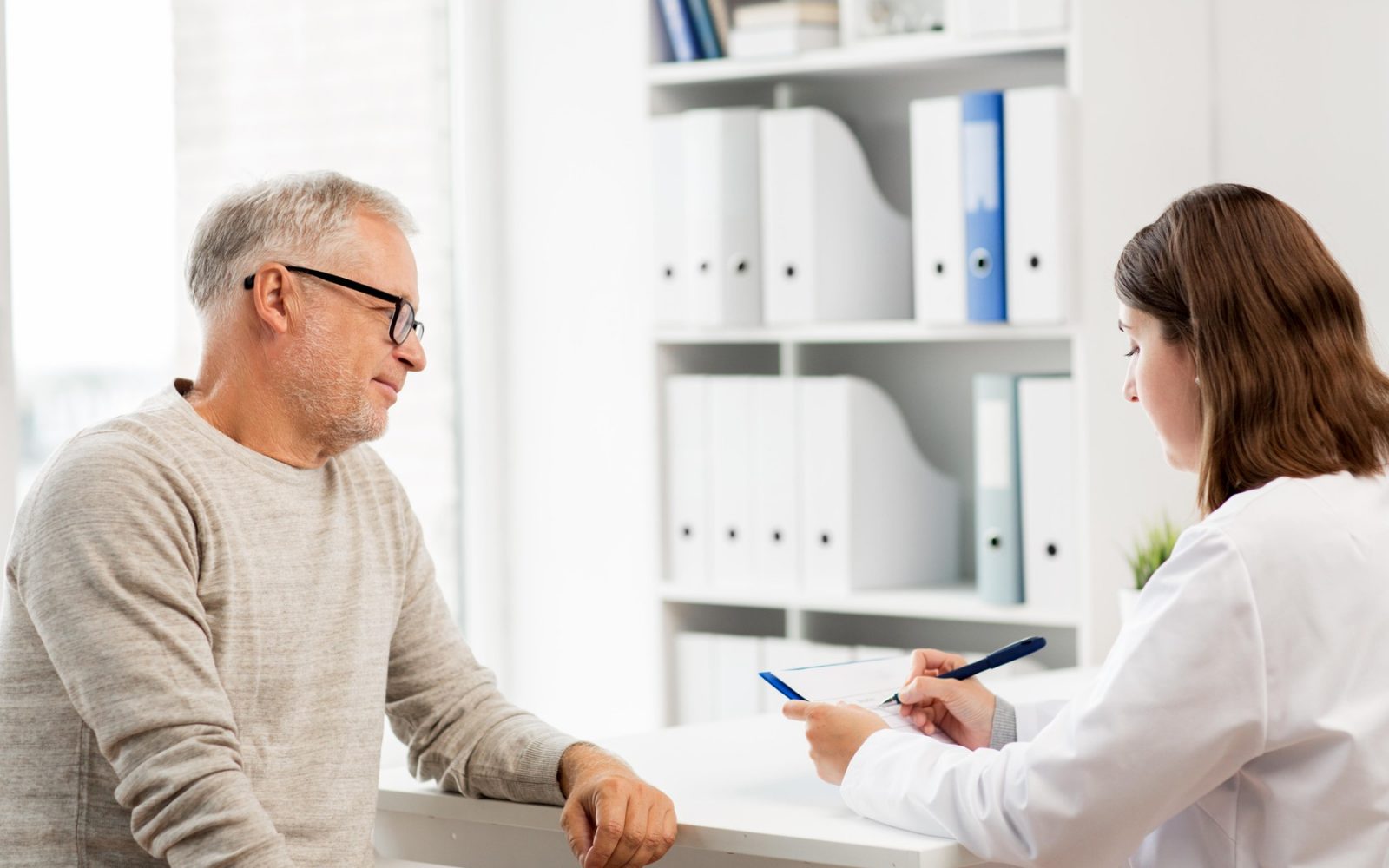 Moški na pregledu pri zdravniku