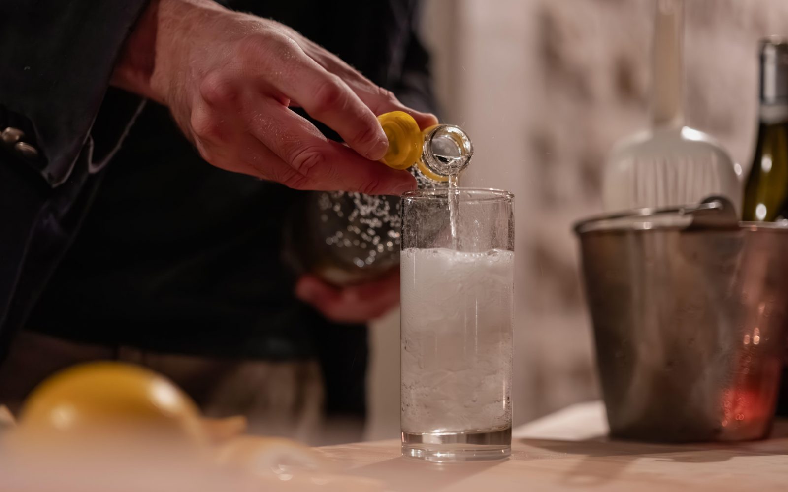 Natakar naliva brezalkoholno pijačo