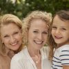 Tri ženske generacije - deklica, mama, babica (nasmejane)