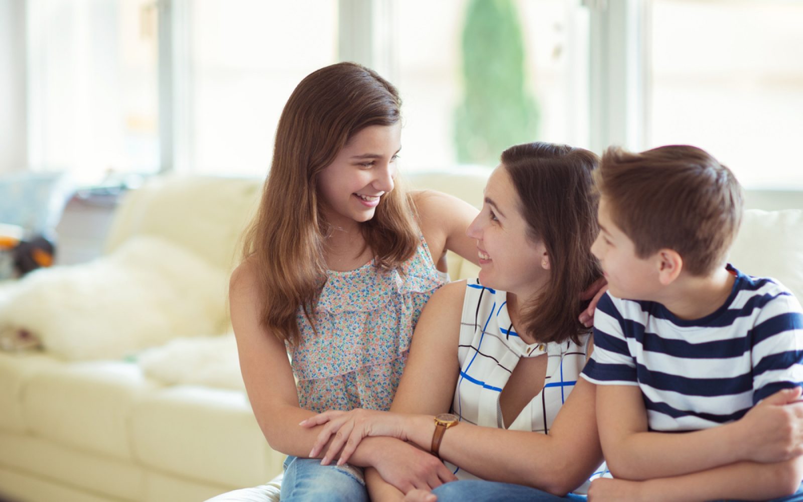 Portret, lepega, mladega, matere, z, njenima, dvema, otrokoma, prikupno