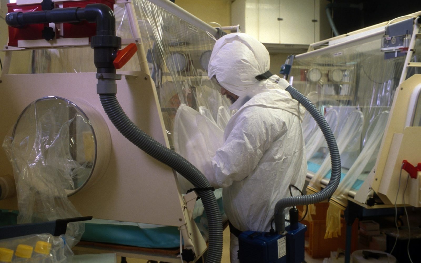 Zdravniki v skafandrig raziksujejo izbruh neznane bolezni