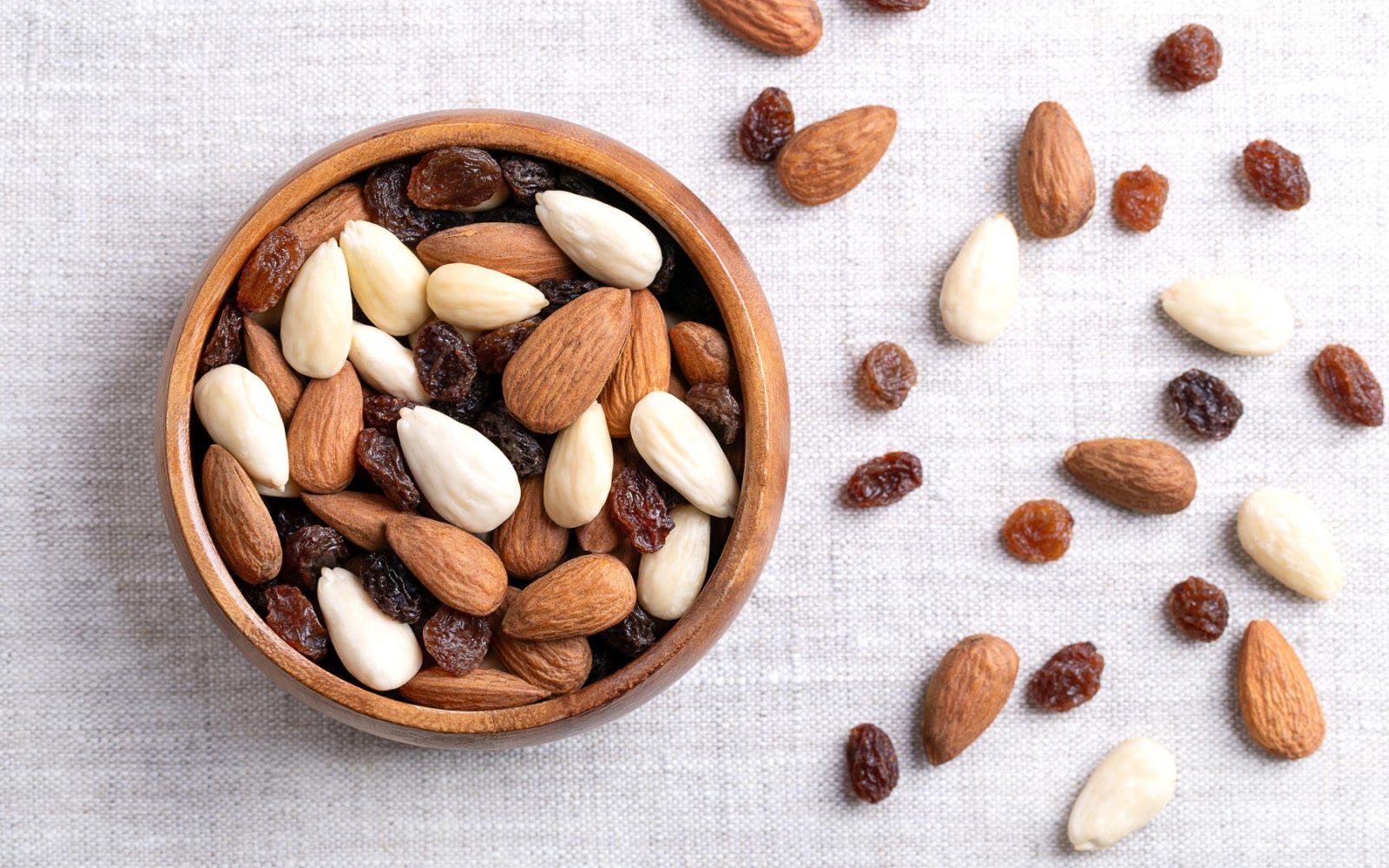 Mandlji in oreščki v skledi – zdrav prigrizek, bogat z vitamini in minerali.