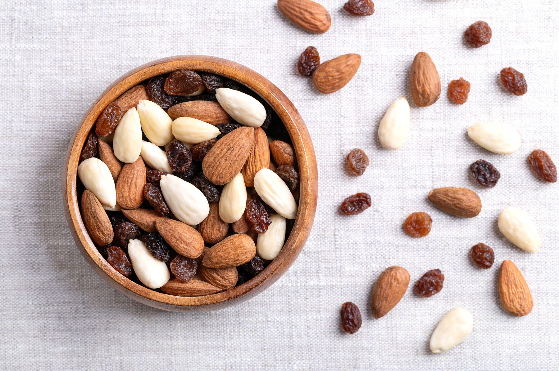 Mandlji in oreščki v skledi – zdrav prigrizek, bogat z vitamini in minerali.