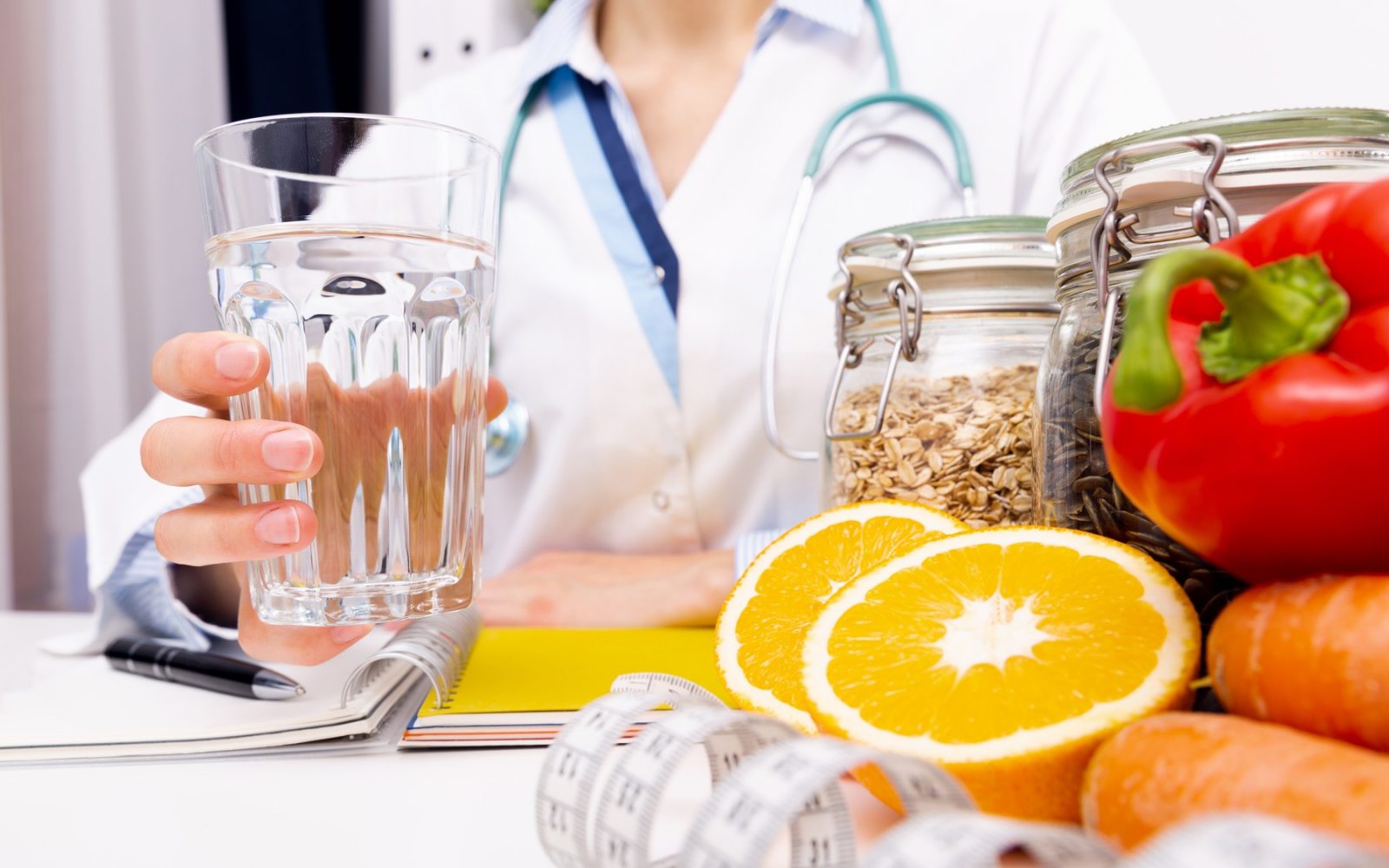 Koncept zdarve prehrane, zdravnik, ki predpiše zdravo prehrano, nutricionist.