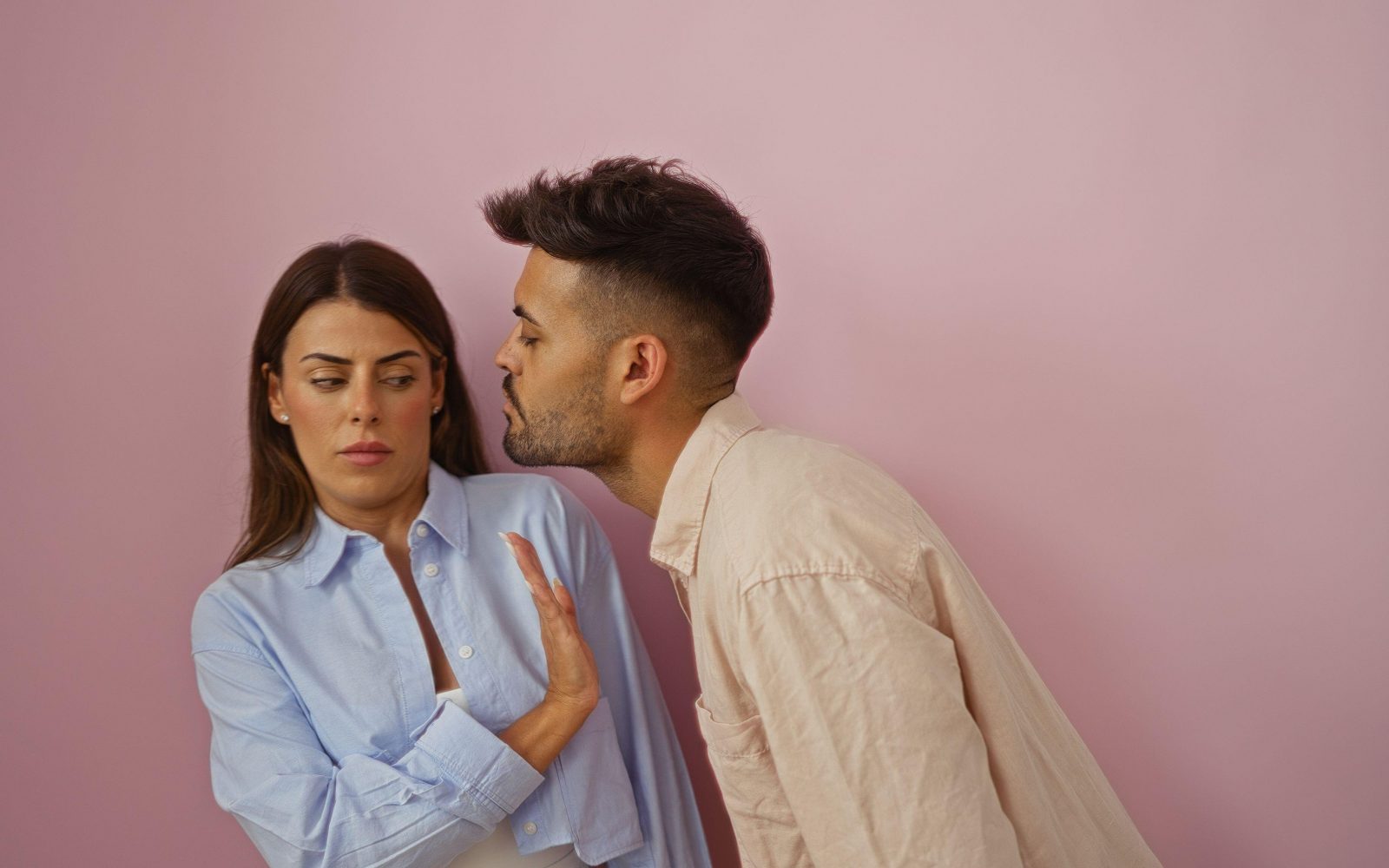 Ženska zavrača moškega, ki jo hoče poljubiti