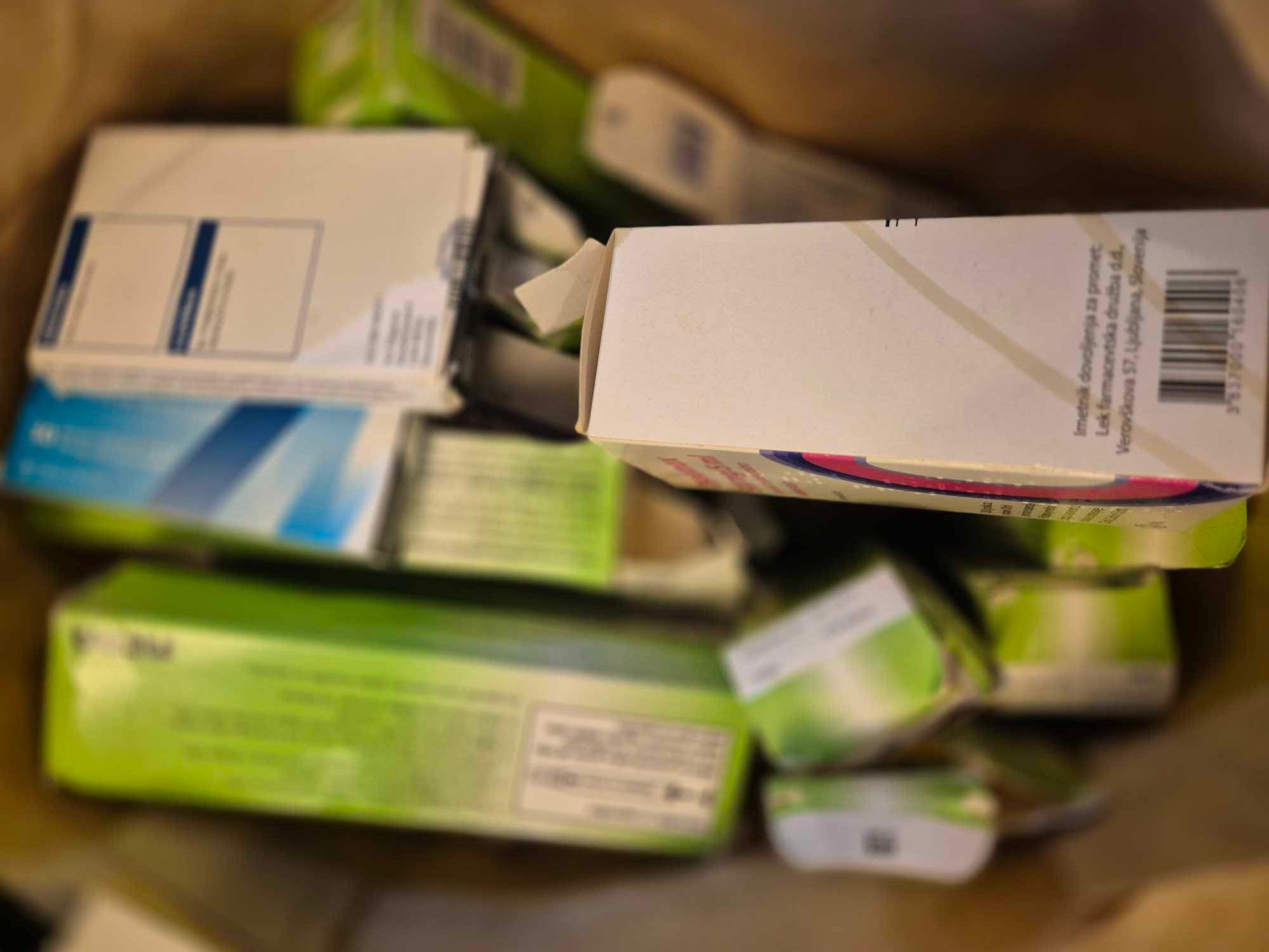 katlice in blisterji zdravil s pretečenim rokom trajanja, primer odpadne medicine, ki jo je treba pravilno zavreči.