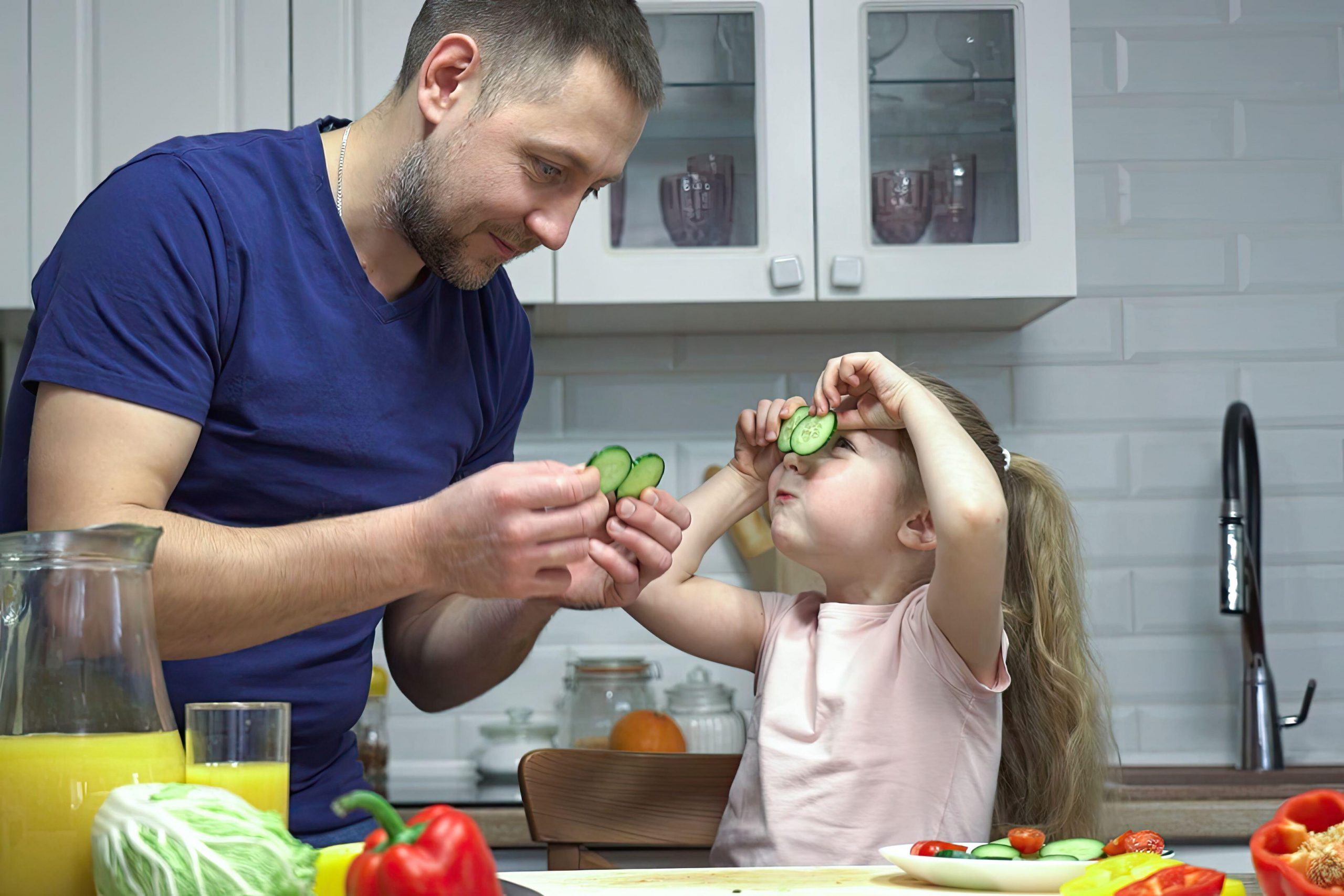 Oče in hči kuhata zdravo kosilo in se pri tem zabavata