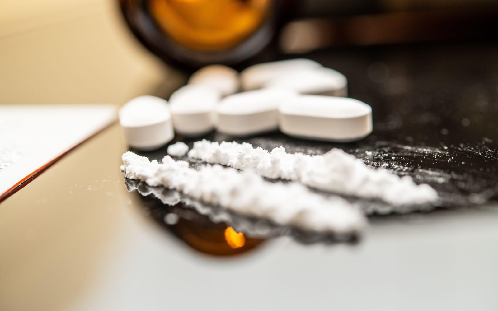 Sintetični opioidni prah in tablete – nevarne psihoaktivne snovi pod nadzorom WHO in ZN.