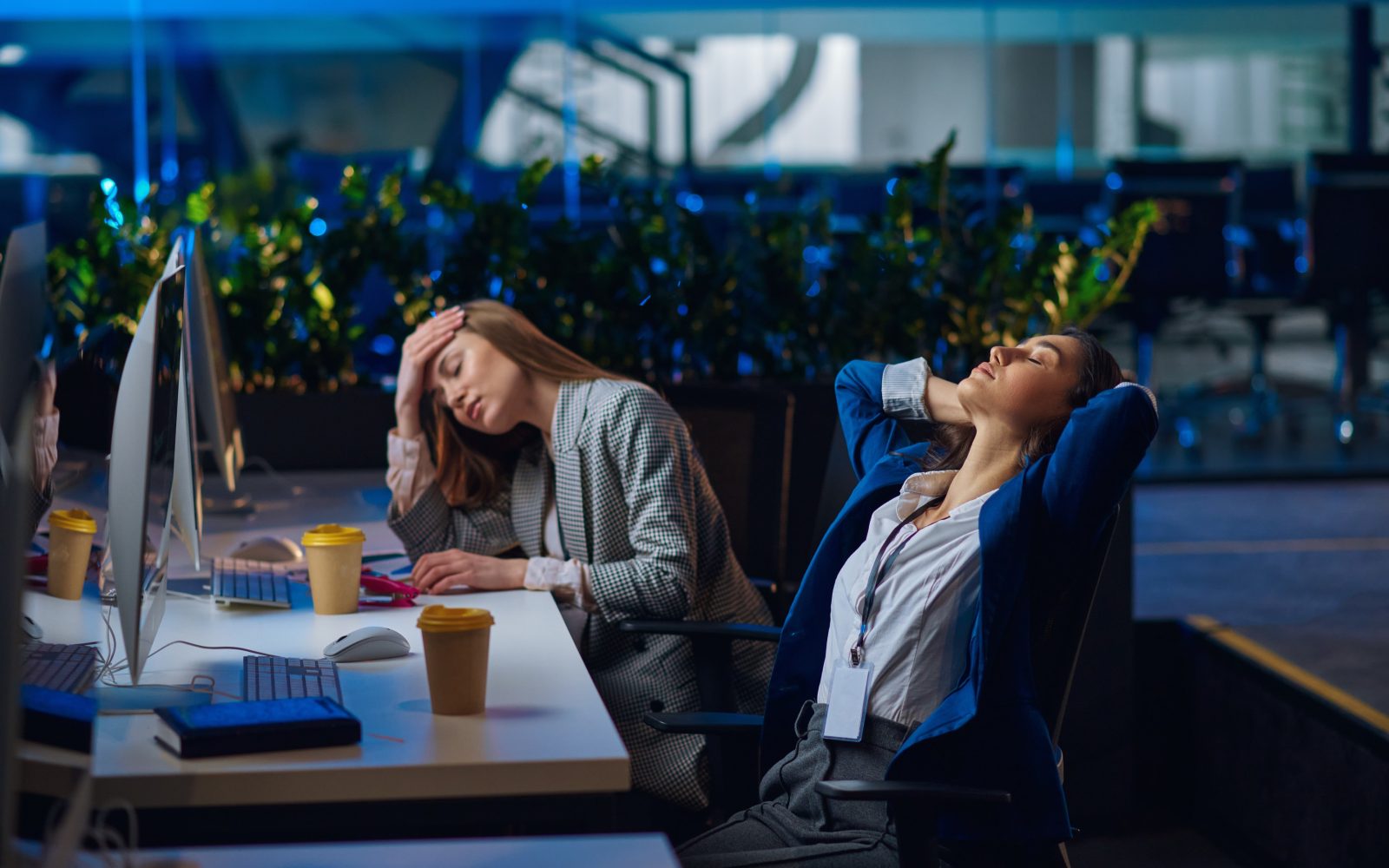 Utrujeni uspešni ženski delata na računalniku pozno v noč, koncept izgorelosti