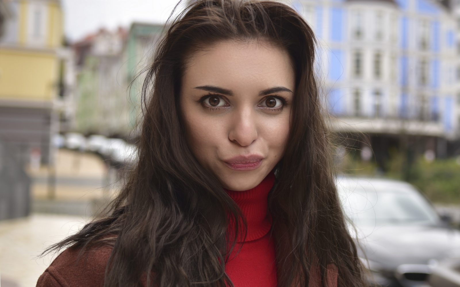 muhasta ženska z našobljenimi ustnicami