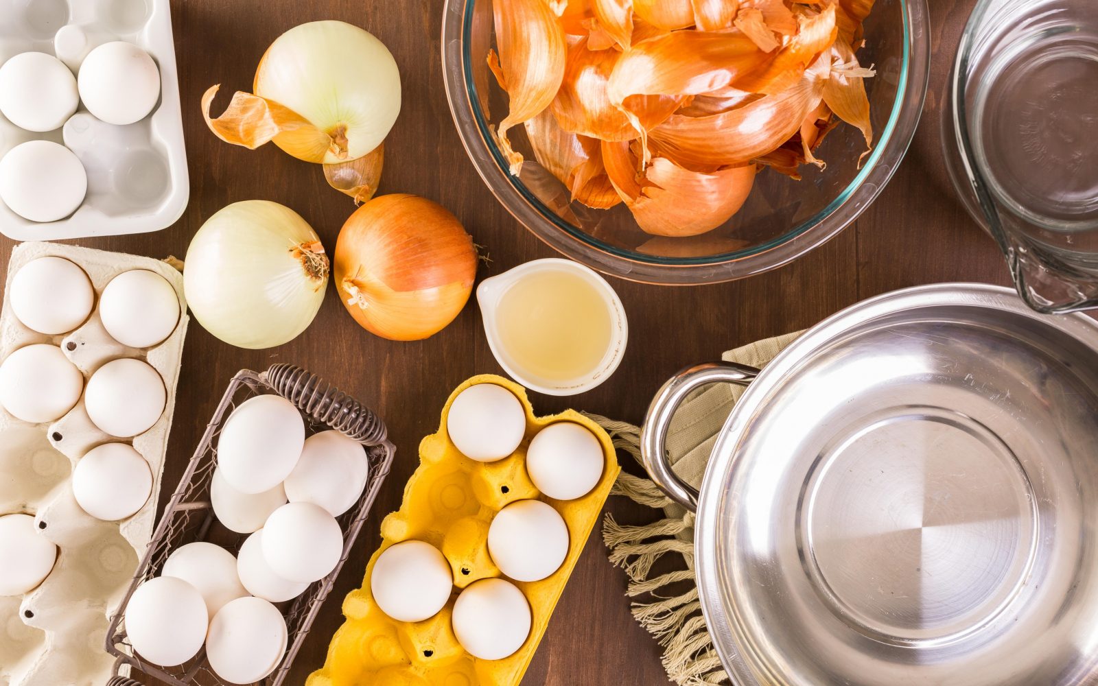 Barvanje velikonočnih jajc rumeno z naravnimi barvami