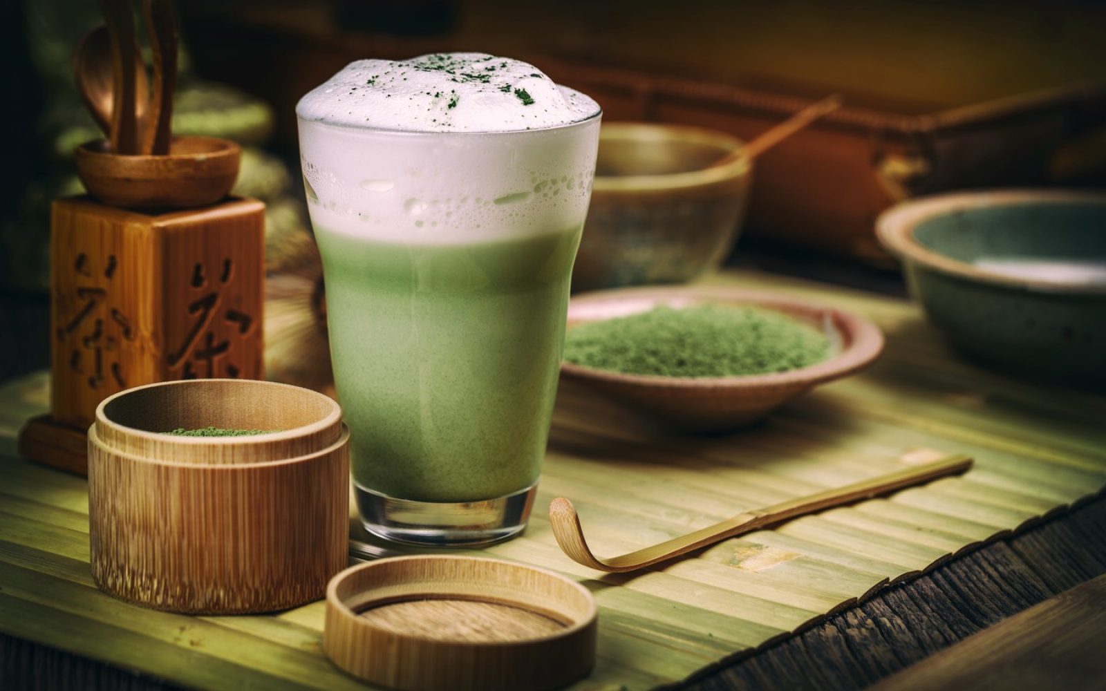 Matcha zeleni čaj v kozarcu z dodatkom mleka