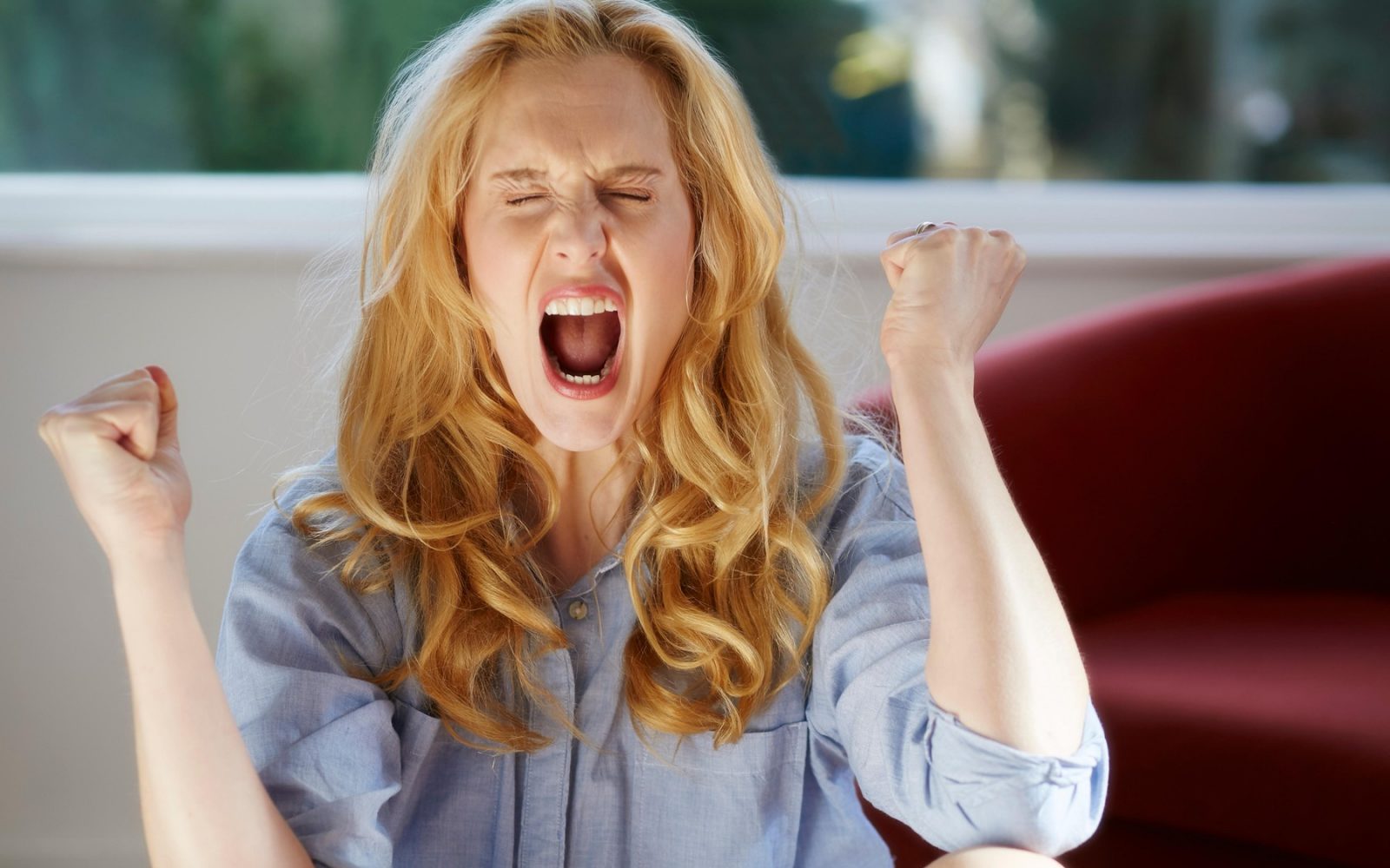 Ženska izraža frustracijo zaradi hormonskih nihanj v perimenopavzi – simptomi, ki jih ne moremo prezreti