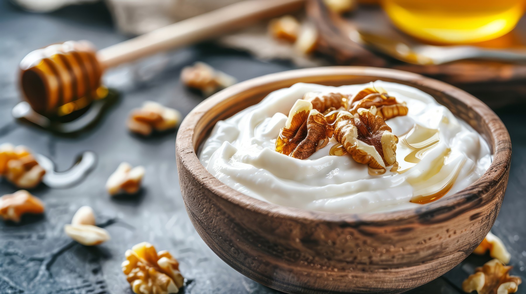 Skledica grškega jogurta z medom in orehi – bogat vir beljakovin in zdravih maščob