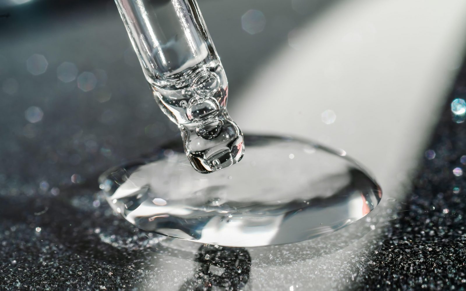 Prozorna tekočina gre iz pipete