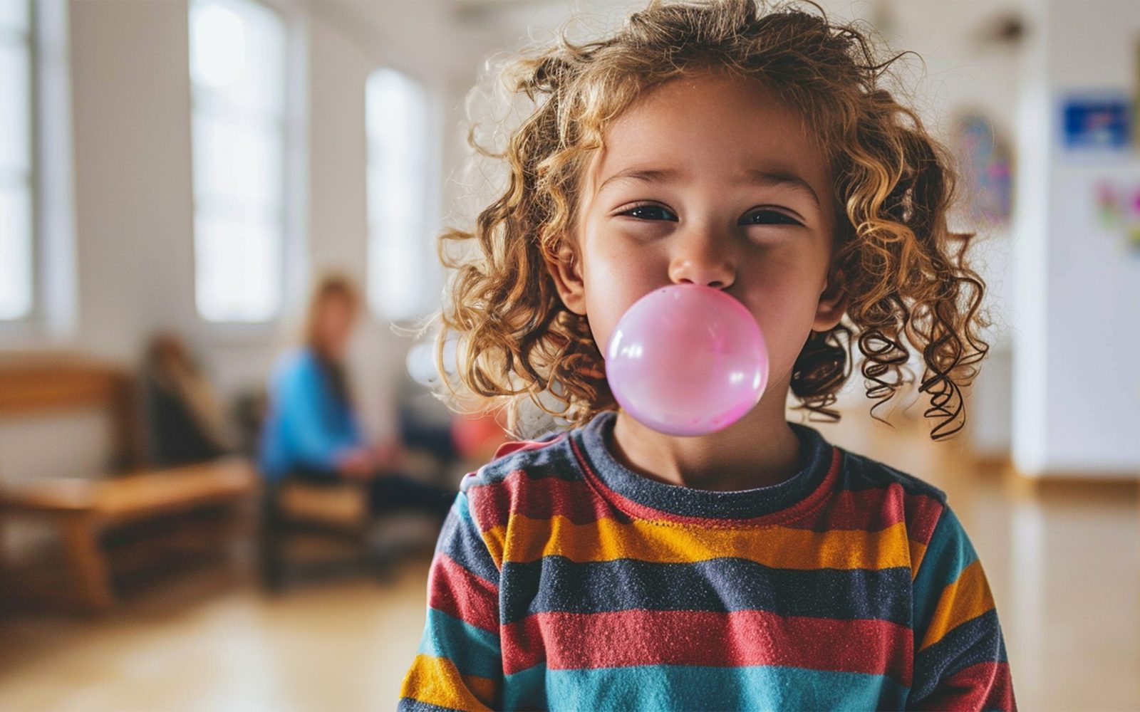 Deklica s skodranimi lasmi žveči žvečilni gumi
