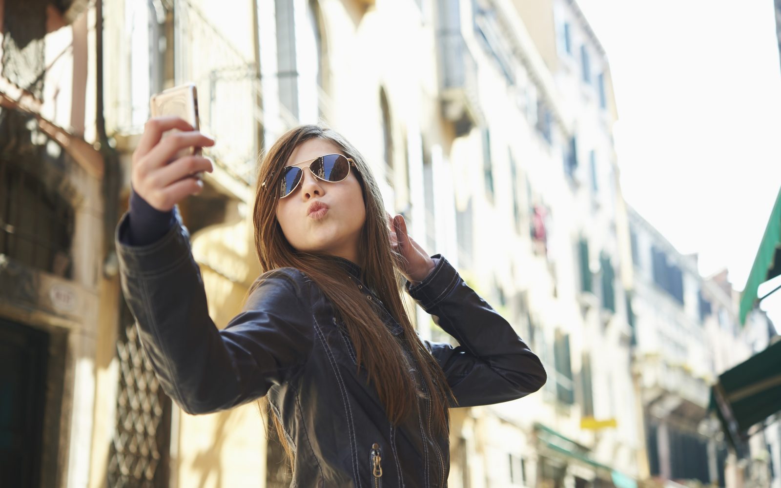 Mlada našobljena punca dela selfie