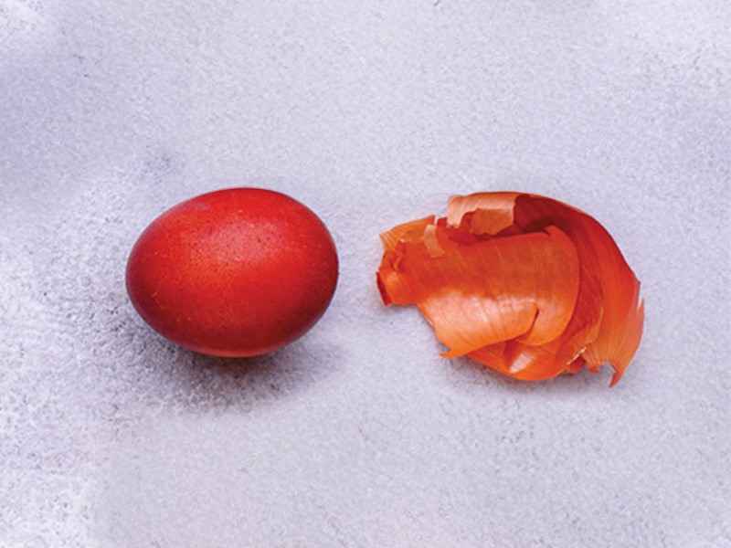 rdeči pirhi, barvanje pirhov s čebulo, velika noč, barvanje jajc