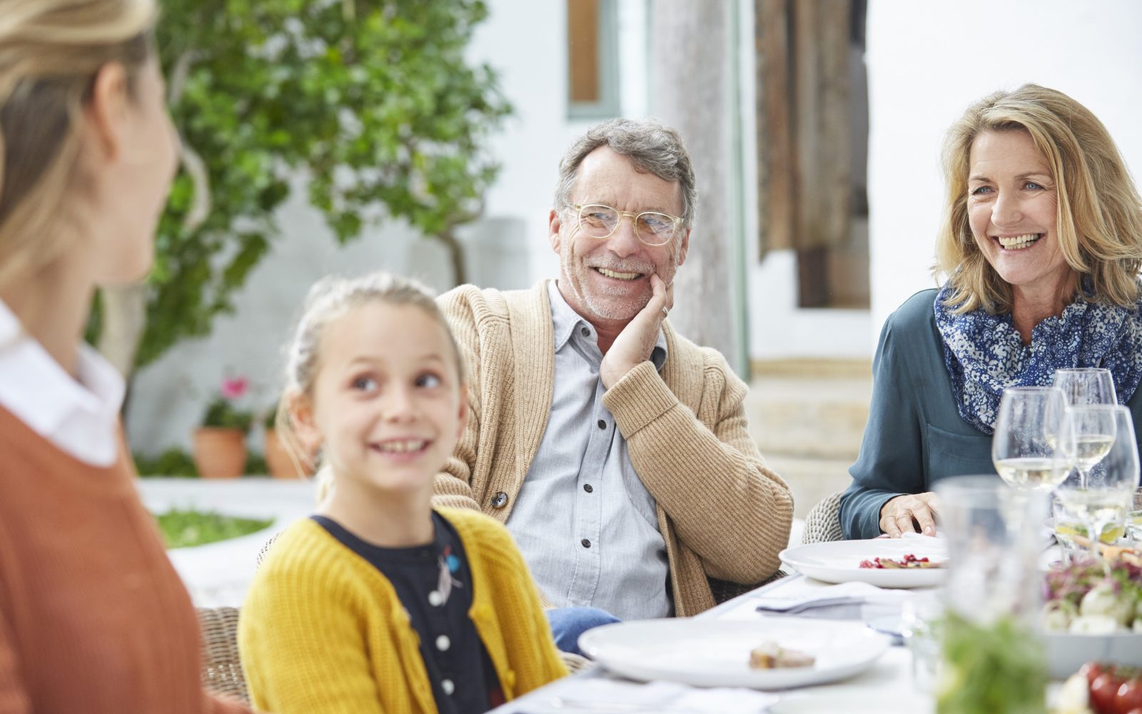 Več generacij sedi za mizo pri obroku, simbolika zdravja, zdravstvenega stanja blaginje