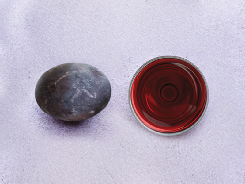 Vijolični pirhi, barvanje s teranom, naravno barvanje jajc, velika noč,