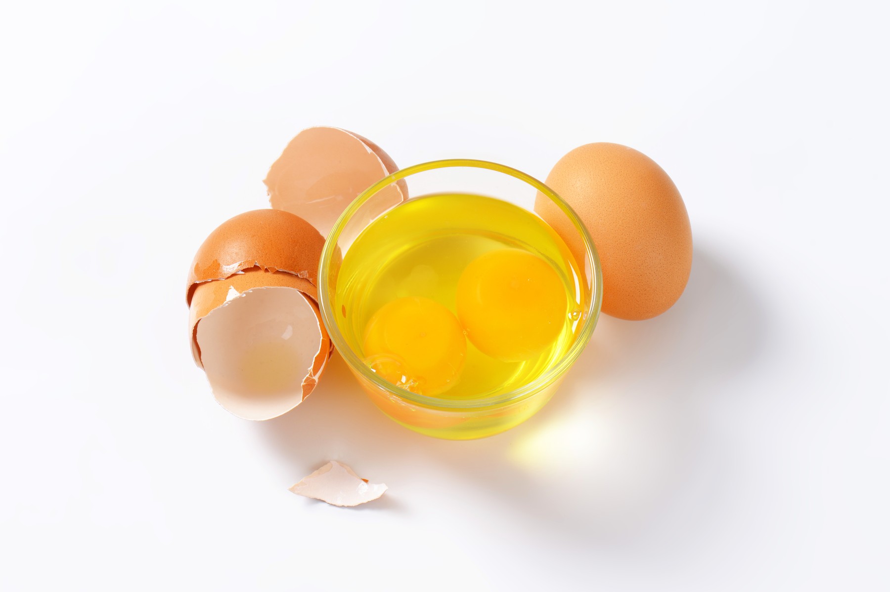 Beljaki in rumenjaki v stekleni posodi  